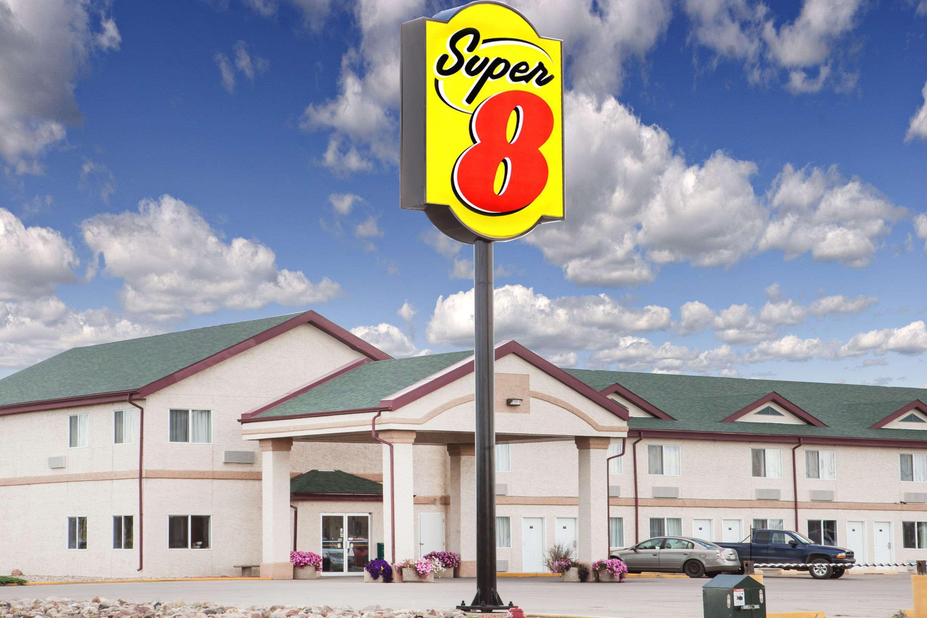 Super 8 By Wyndham Kindersley Exteriör bild